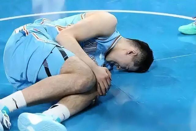 米兰体育 官网-篮球明星因伤势无法参加季后赛